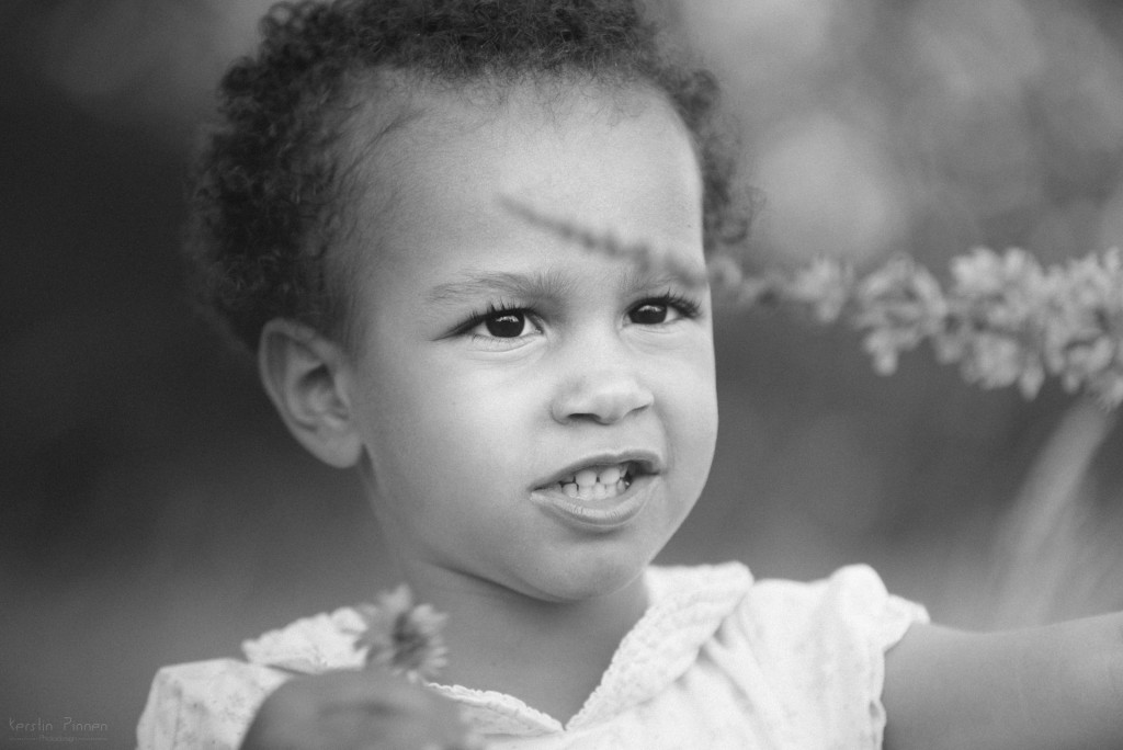 Kinder-Fotoshooting in schwarz-weiß