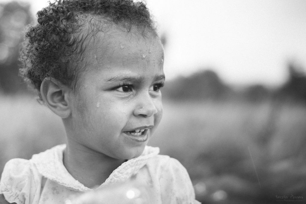 Kinder-Fotoshooting in schwarz-weiß