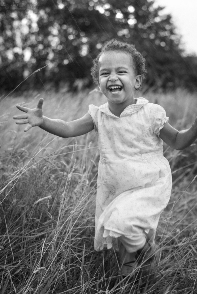 Kinder-Fotoshooting in schwarz-weiß