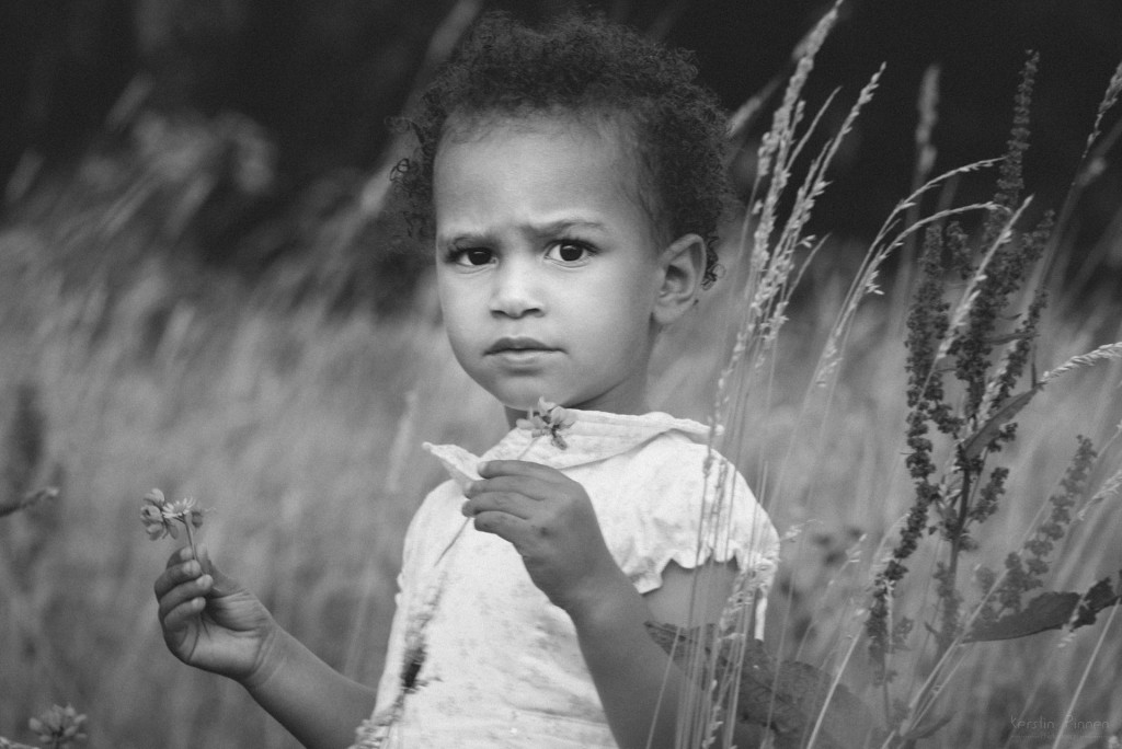 Kinder-Fotoshooting in schwarz-weiß