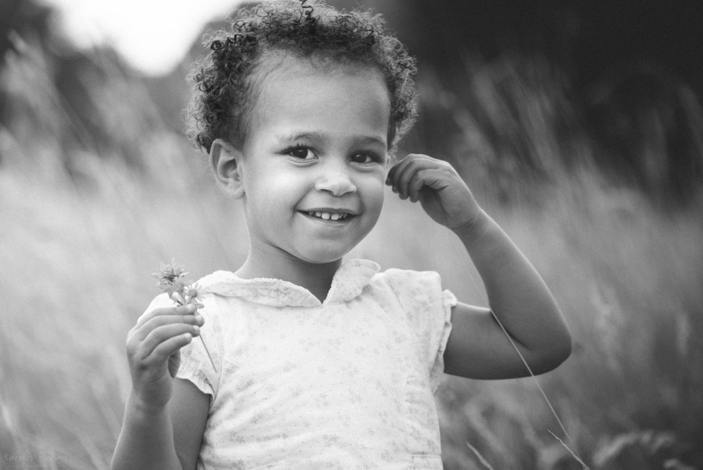 Kinder-Fotoshooting in schwarz-weiß